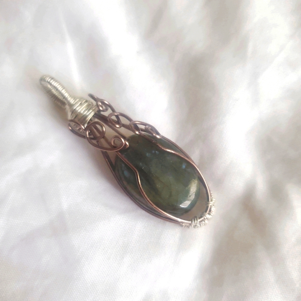 Minimalist Labradorite Pendant